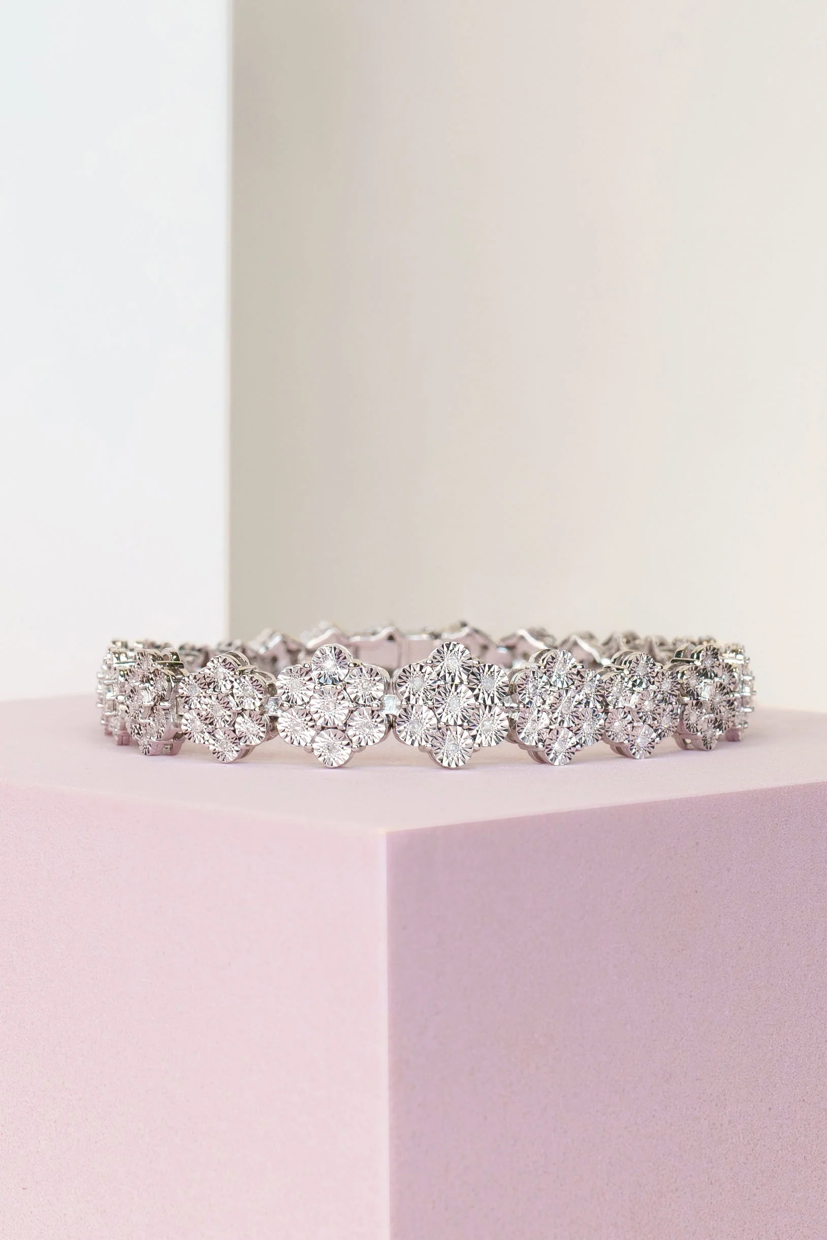 Graduated Daisy Illusion Bracelet - Image 3